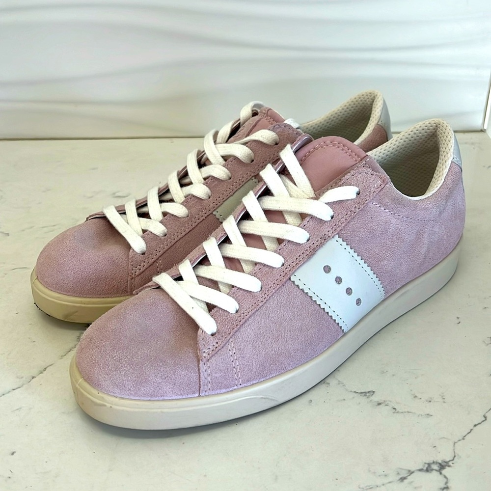 Gently Used ECCO WOMEN'S STREET LITE RETRO SNEAKER- size 8-8.5 (EU 39)